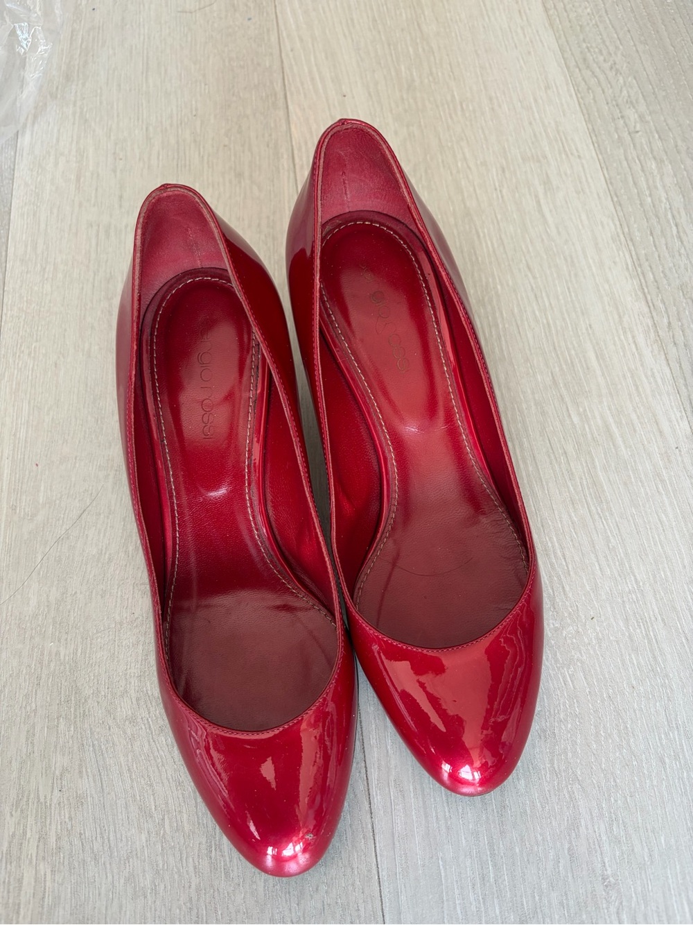 Vero Cuoio Glossy Red Pointed-Toe Pumps